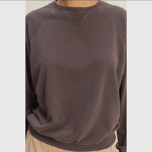 Load image into Gallery viewer, Mineral washed Crew Neck Raglan Sweatshirt